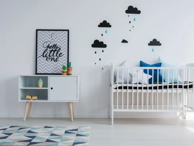 Łóżeczka drewniane na lata – jak wybrać model, który przetrwa więcej niż jeden etap dzieciństwa?