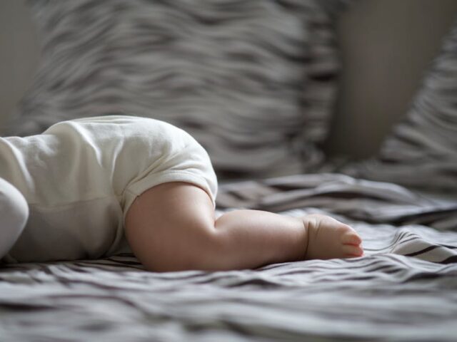 Bezpieczny sen niemowlaka – jak przygotować idealne miejsce do spania?