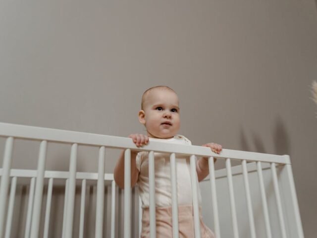 Łóżeczko z szufladą czy bez – które rozwiązanie jest bardziej funkcjonalne?