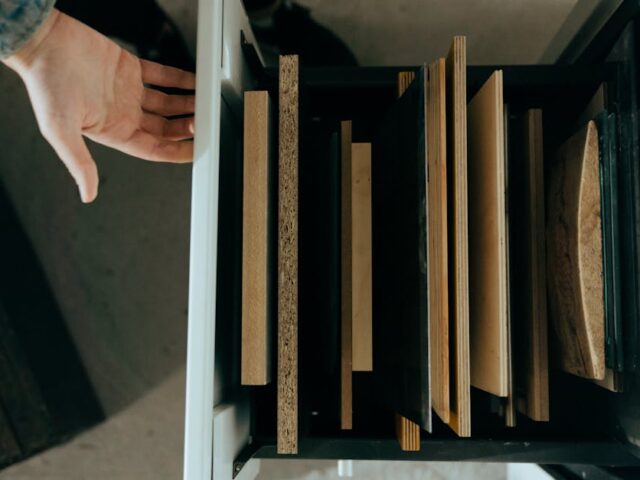 Łóżeczko drewniane czy MDF – co jest bezpieczniejsze dla dziecka?